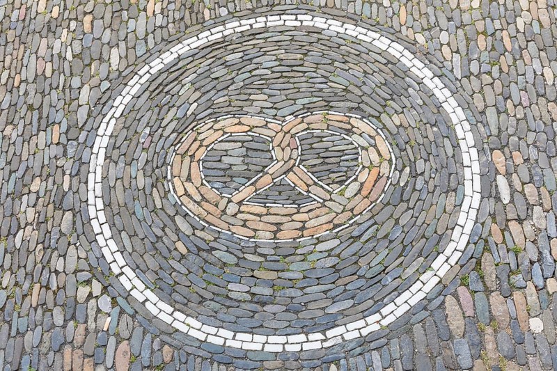 Pretzel as ornament in front of a bakery
