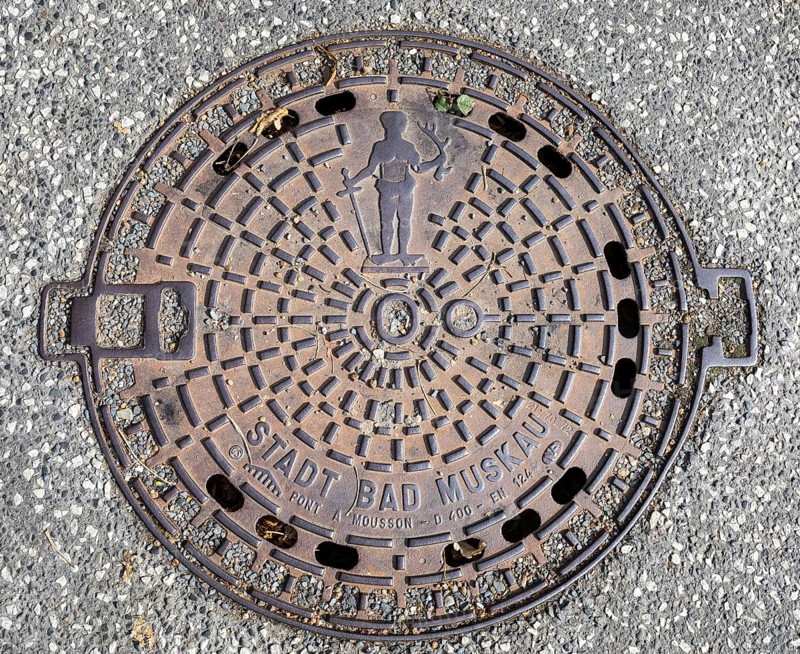 Manhole cover with coat of arms and inscription City of Bad Muskau