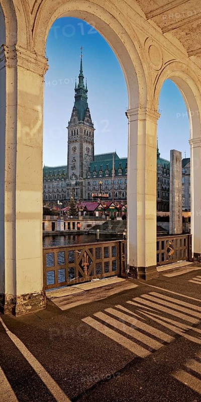 Alster arcades with view of the town hall tower