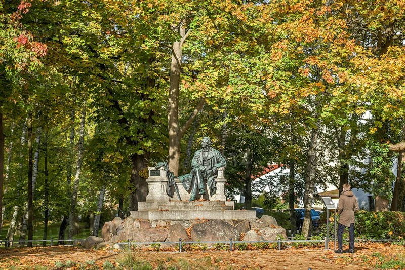 Theodor Fontane Monument