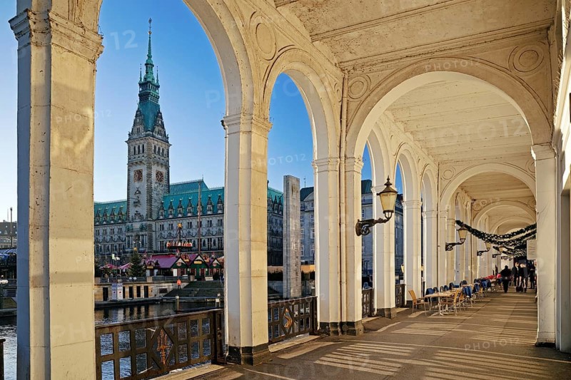 Alster arcades with view of the town hall tower