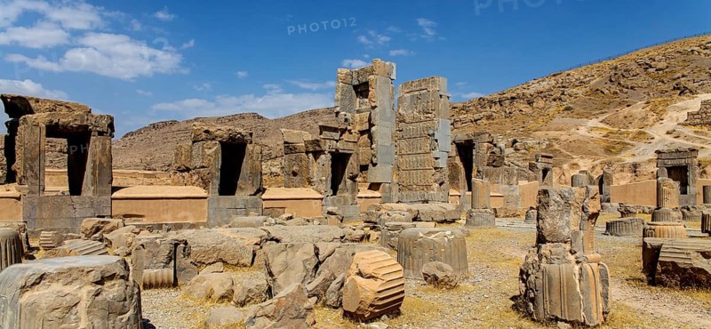 Hundred-column hall with reliefs in the door reveals