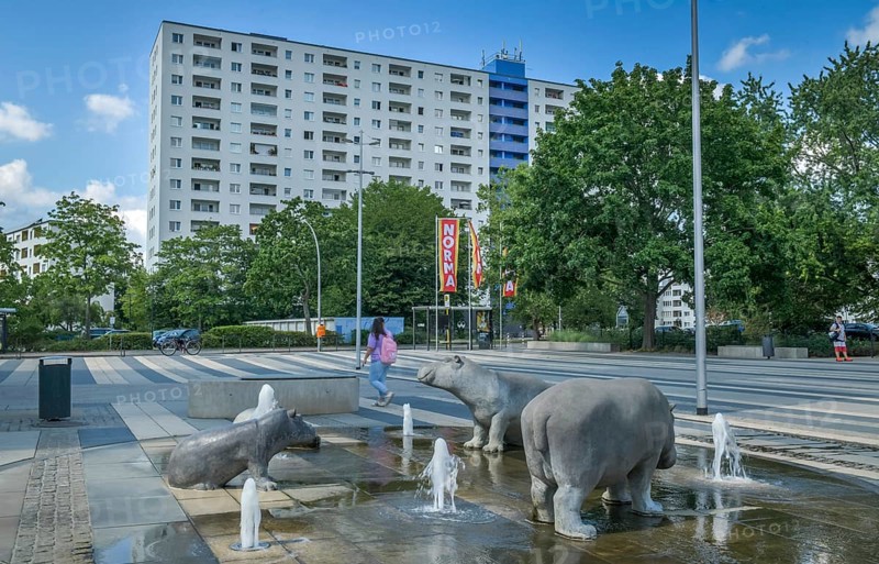Fountain with hippo figures