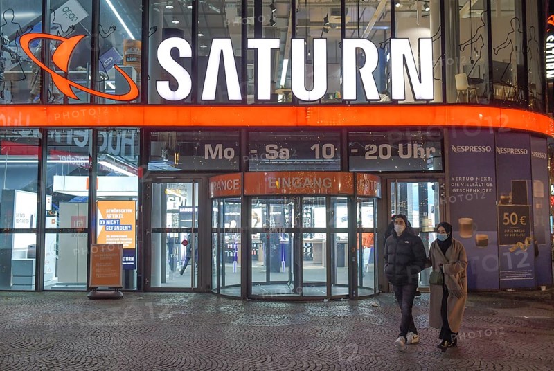 Saturn electronics store