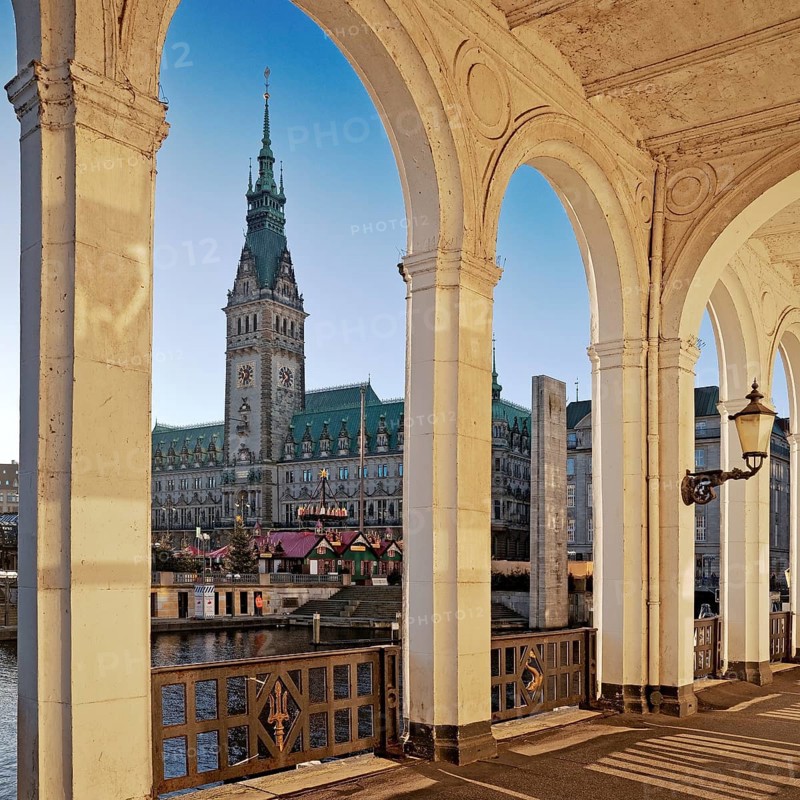 Alster arcades with view of the town hall tower