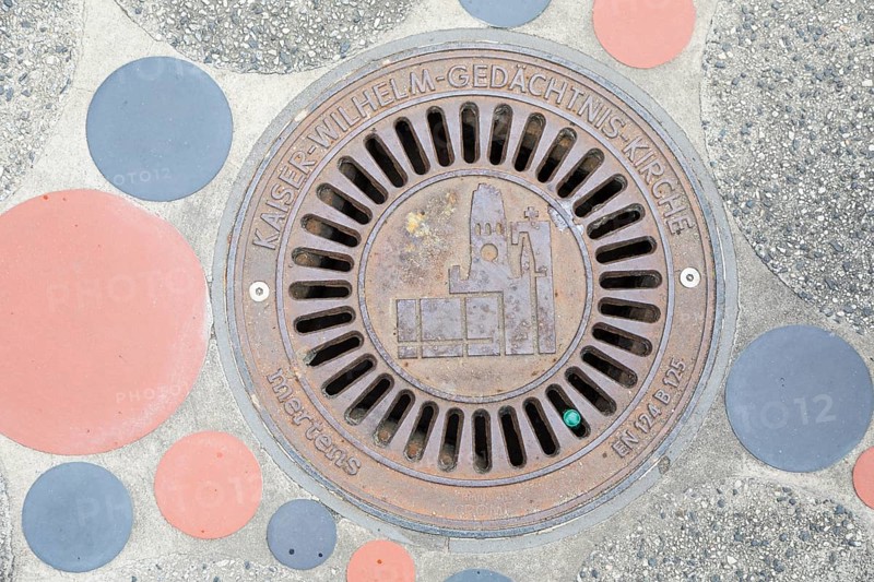 Manhole cover with picture and inscription Kaiser- Wilhelm- Gedaechtnis- Kirche