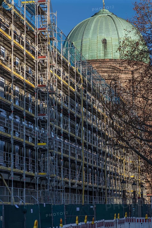 Scaffolding for renovation work on the Central Franconia Police Headquarters