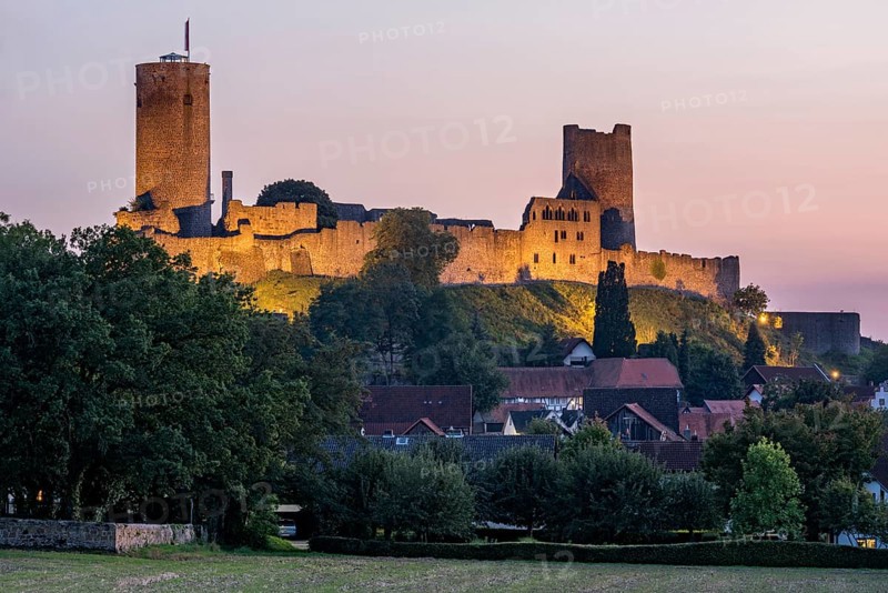 Illuminated castle ruins of the medieval Stauferburg Muenzenberg