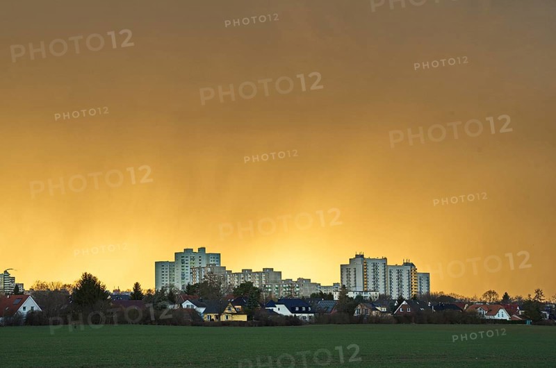 Yellow sky in front of a thunderstorm over Gropiusstadt
