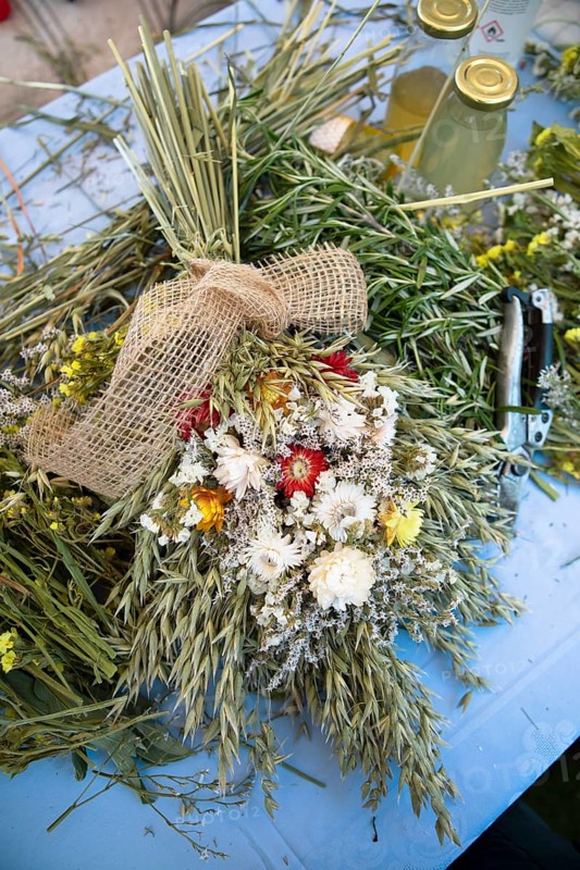 Flower ribbon of straw flowers and oats