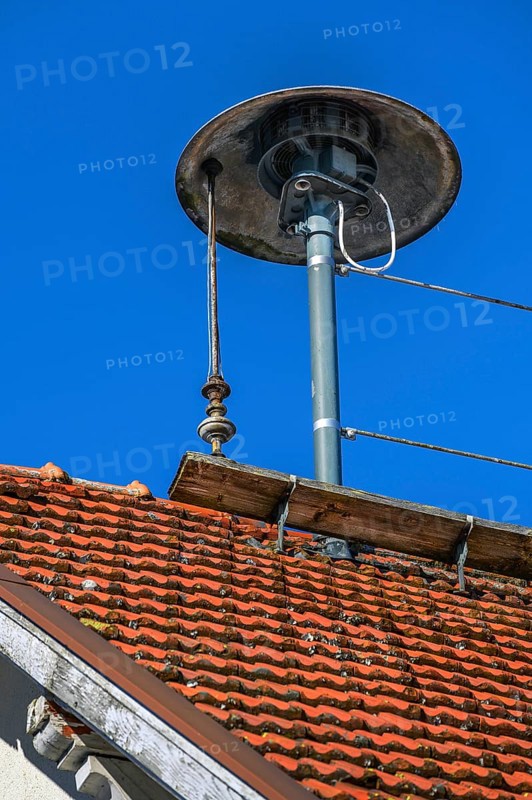 Roof with obsolete motor siren and lightning conductor