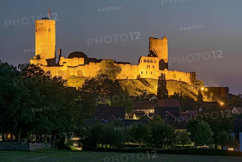 Illuminated castle ruins of the medieval Stauferburg Muenzenberg
