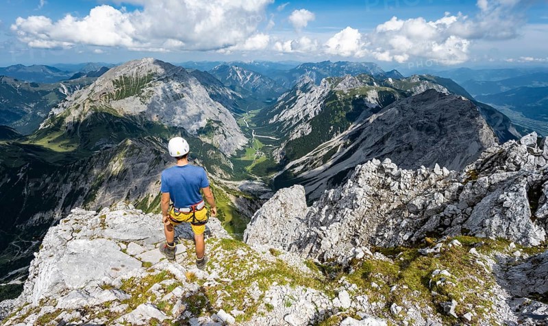 Hikers at the summit of the Lamsenspitze
