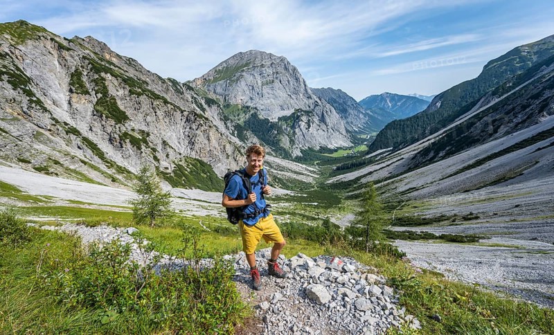 Hikers on the hiking trail to the Lamsenspitze from the Falzthurntal