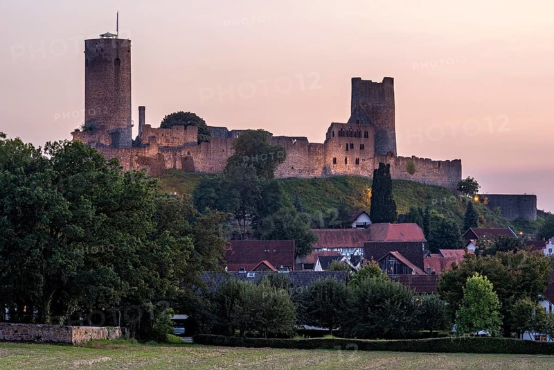 Illuminated castle ruins of the medieval Stauferburg Muenzenberg