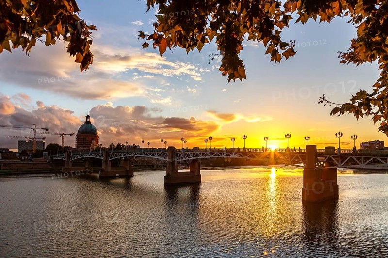 Pont Saint-Pierre bridge with Garonne river in Toulouse
