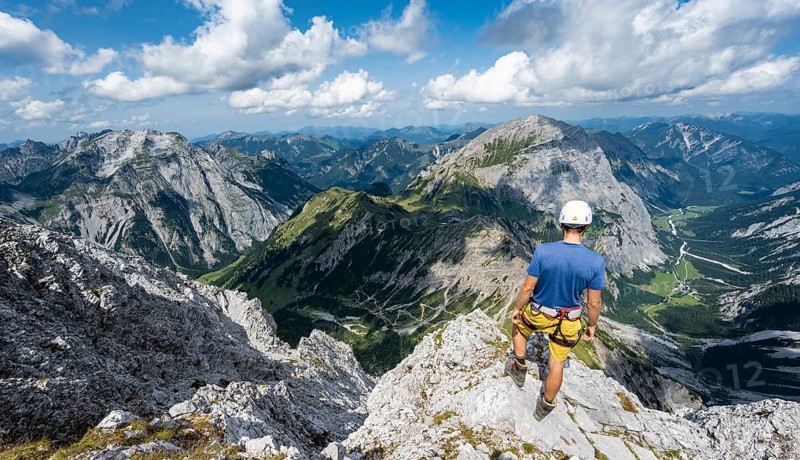 Hikers at the summit of the Lamsenspitze