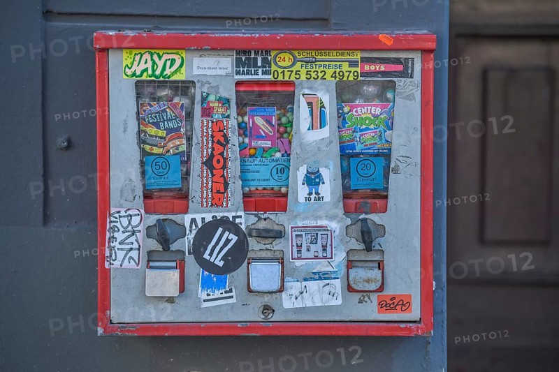 Chewing gum vending machine