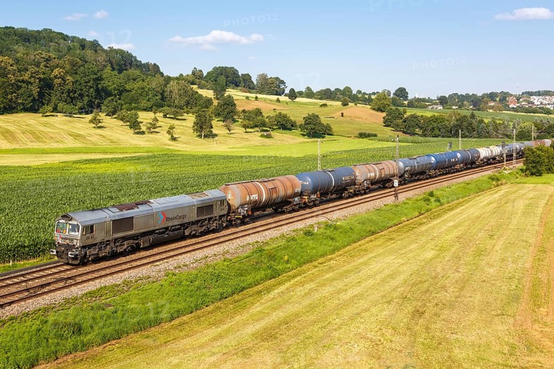 RheinCargo goods train with tank wagons on the Filstalbahn in Uhingen