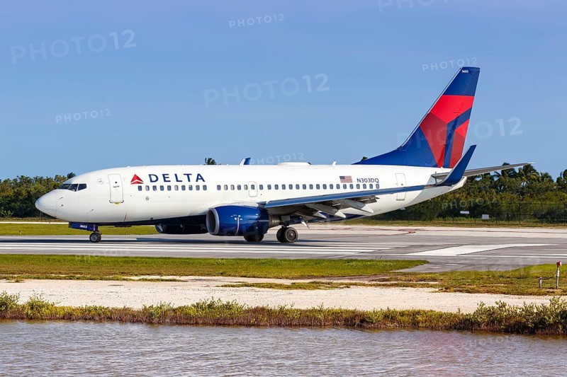 A Delta Air Lines Boeing 737-700 aircraft with registration N303DQ at the airport in Key West