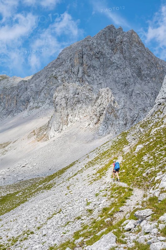 Hikers on the trail to the Lamsenspitze