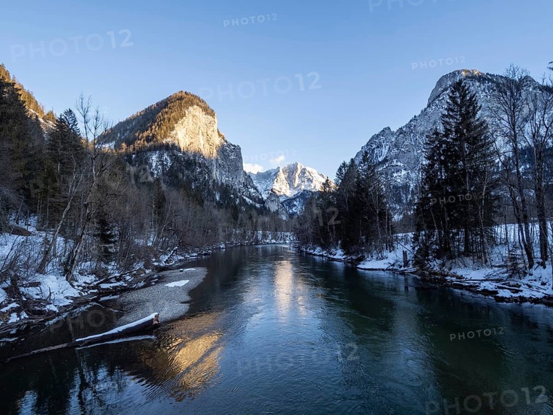 View from the Enns bridge into the winter landscape at the entrance to the Gesaeuse