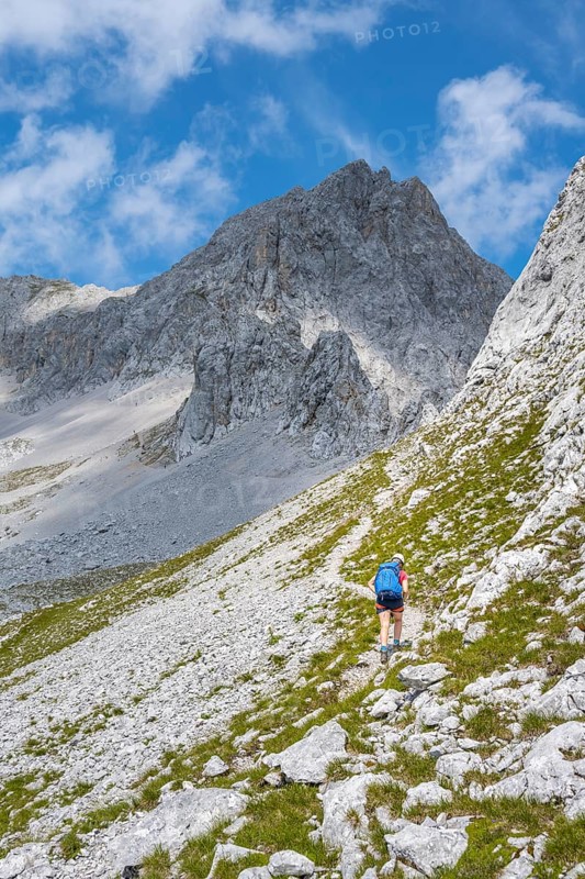 Hikers on the trail to the Lamsenspitze