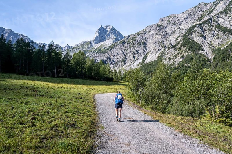 Hikers on the trail to the Lamsenspitze