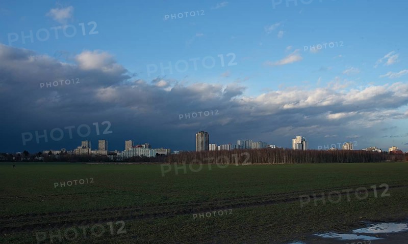 Before a thunderstorm View from a field in Grossziethen to the district of Gropiusstadt