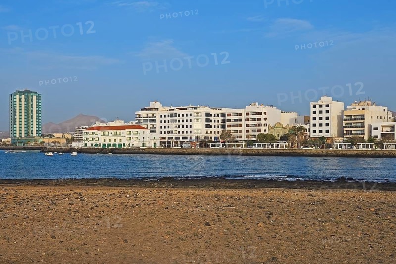 Houses on the harbour promenade with Grand Hotel Arrecife