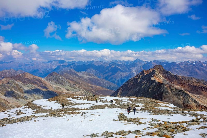 Hikers on the way to the nature platform on the Schwarze Schneid on the Rettenbach glacier