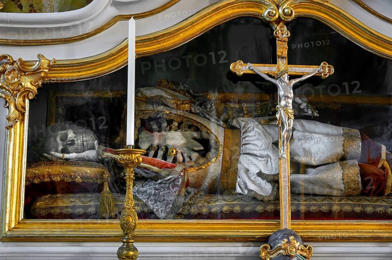 Reliquary with skeleton