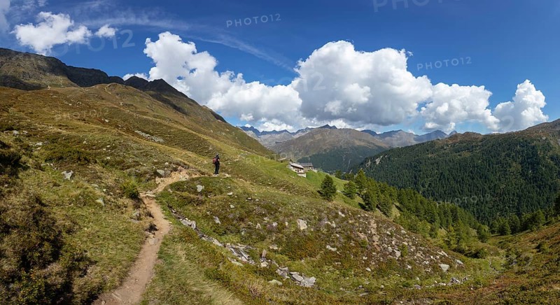 Hikers on the way to the Oberglanegg Alm near the Timmelsjochstrasse