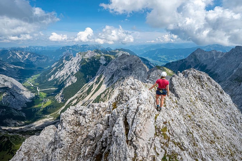 Hikers at the summit of the Lamsenspitze