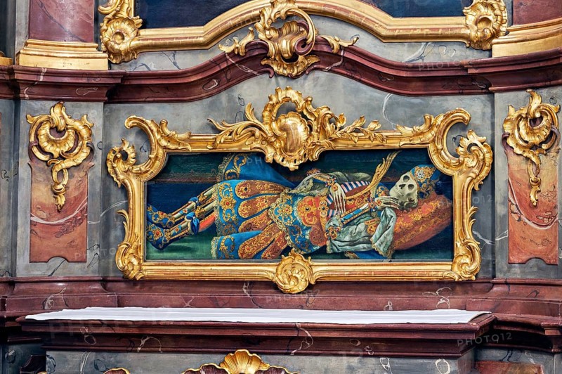 Reliquary of a side altar artfully framed in rocaille frames