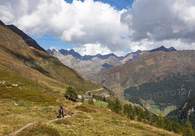 Hikers on the way to the Oberglanegg Alm near the Timmelsjochstrasse