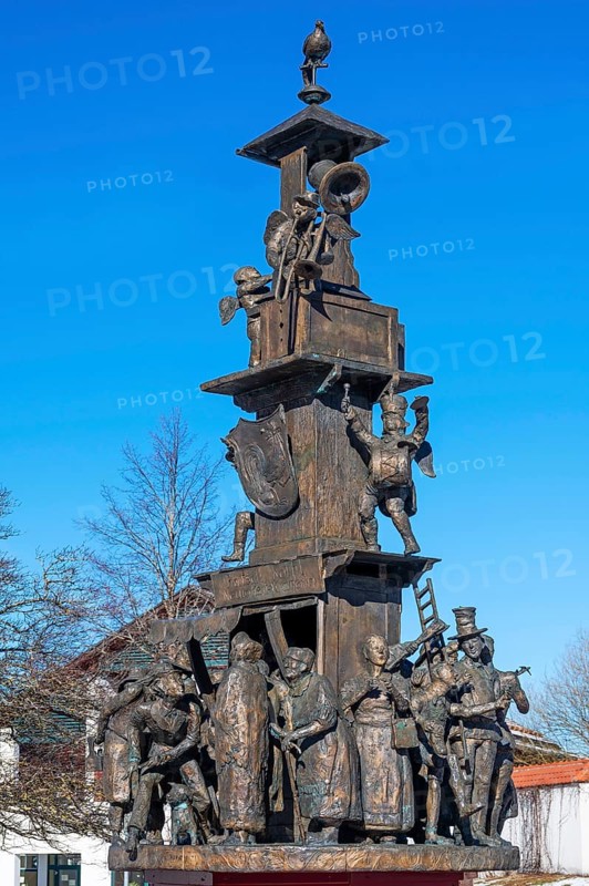 The village fountain by the sculptor Josef Michael Neustifter