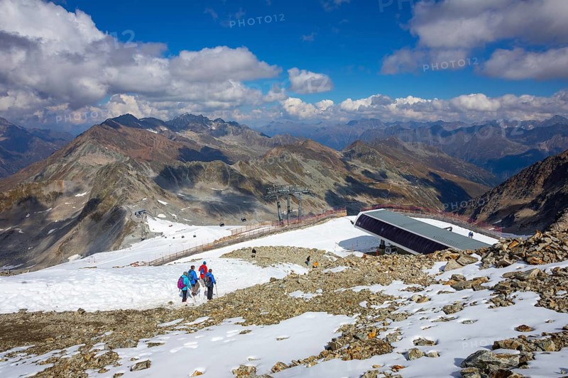 Mountain station of the Schwarze Schneidbahn at the Rettenbach glacier