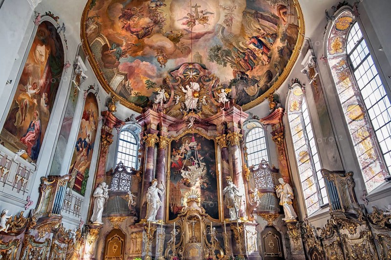 Main altar with Wall frescos and ceiling frescoes