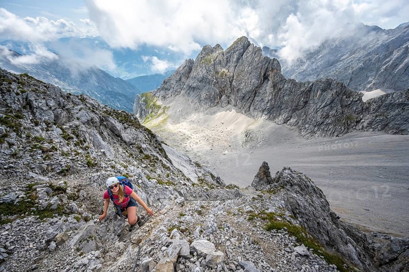 Hikers on the trail to Lamsenspitze