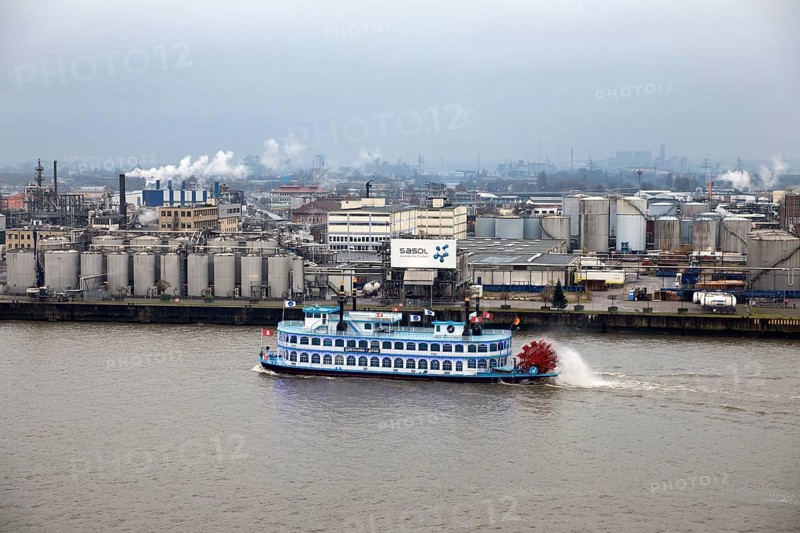 Passenger ship Lousianna Star on the Noderelbe in front of the Sasol Wax chemical plant