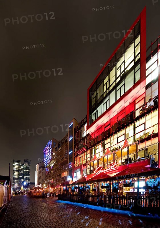Spielbudenplatz at night with the Schmidt Theatre and the Dancing Towers in the background