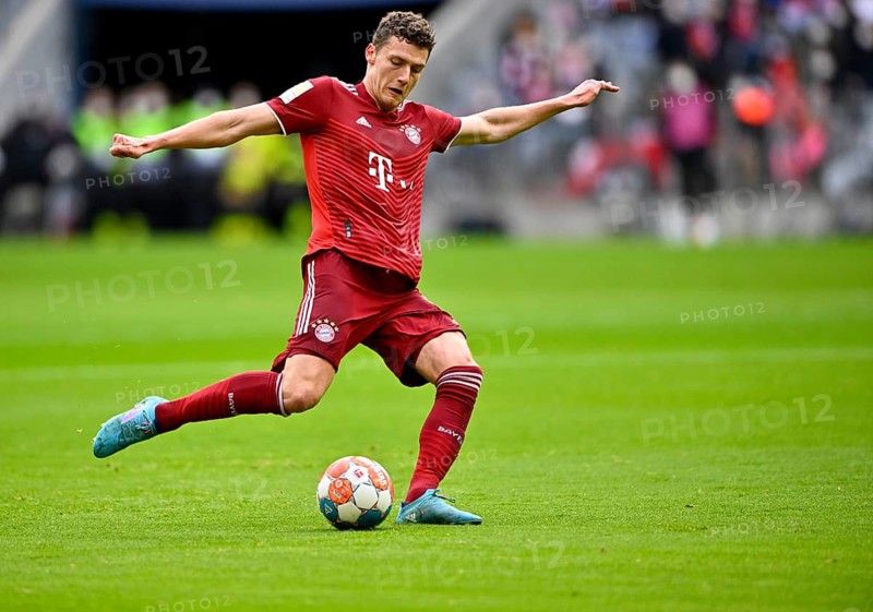 Benjamin Pavard FC Bayern Munich FCB on the ball