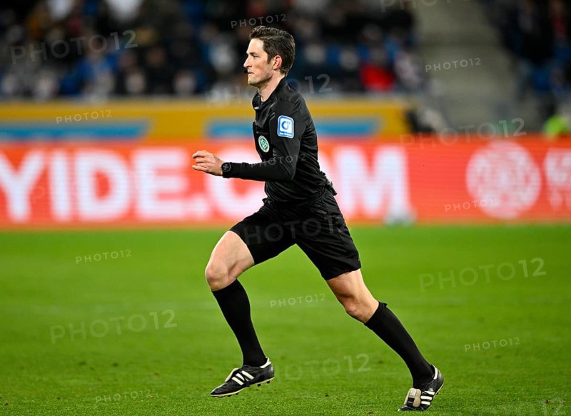 Referee Dr Matthias Joellenbeck on the run