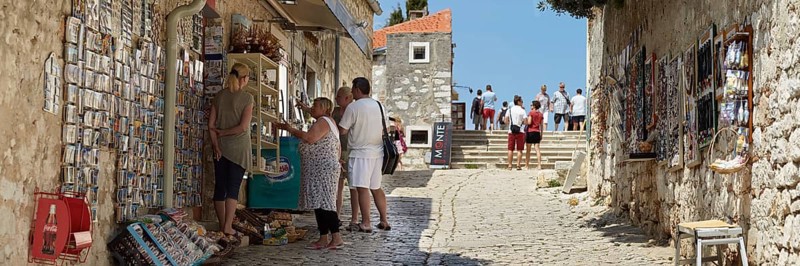 Tourists in front of shop with handicraft