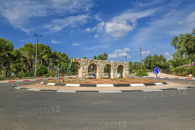 Fountain on a traffic island in the form of Aquaeduct