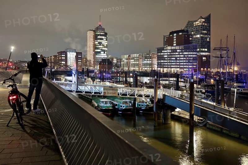 Elbe promenade with Columbus House and the Elbe Philharmonic Hall at night