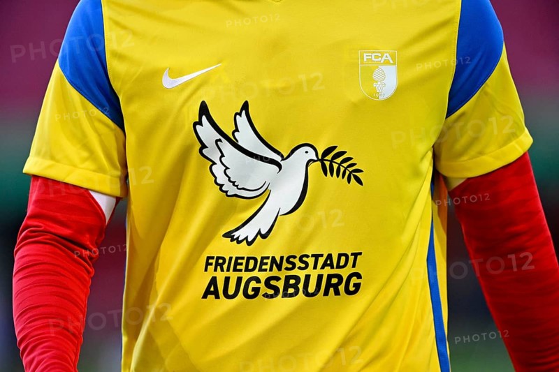 Peace dove on special jersey as protest action against Russaland