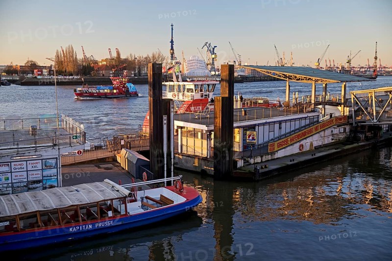 Ships at the jetty of the Landungsbruecken
