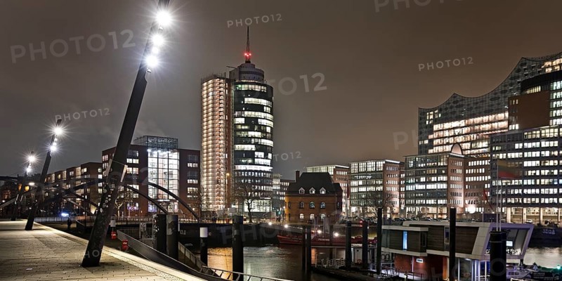 Elbe promenade with Columbus House and the Elbe Philharmonic Hall at night